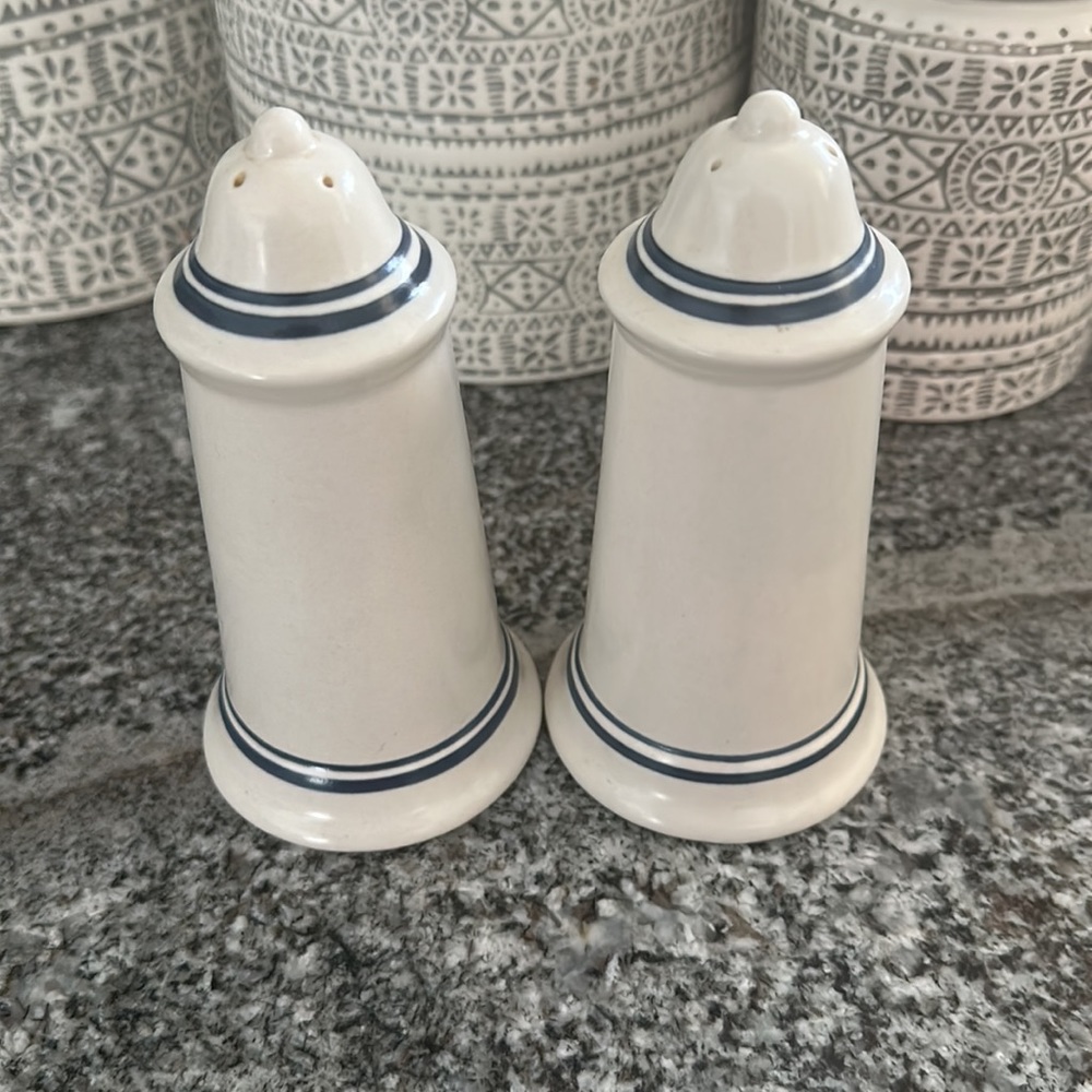 Pfaltzgraff Windsong salt & pepper shaker set - Picture 4 of 4